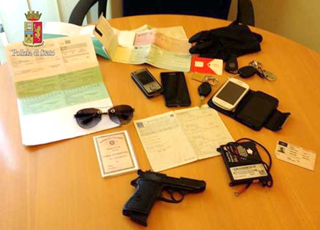 Il materiale sequestrato dalla Polizia di Stato