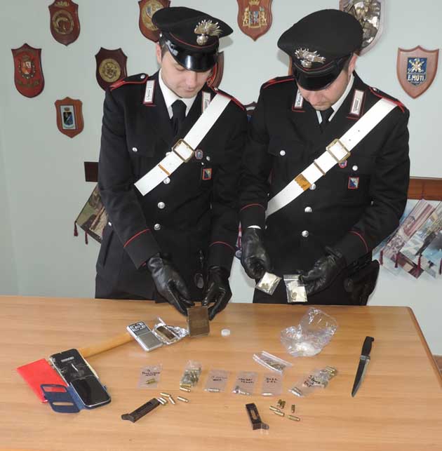 La droga ed il munizionamento sequestrato dai Carabinieri Compagni CC Velletri foto arresti 1