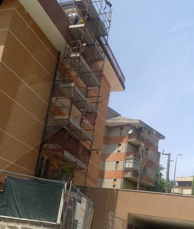 Colleferro. Furto in appartamento Via F. dell’Oste - I ponteggi sui quali si sono arrampicati i ladri Colleferro. Furto in appartamento Via F. dell’Oste - I ponteggi sui quali si sono arrampicati i ladri