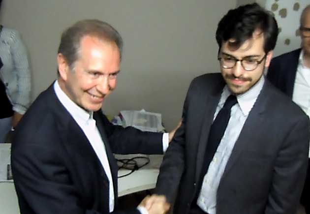 Silvano Moffa stringe la mano al nuovo Sindaco di Colleferro Pierluigi Sanna