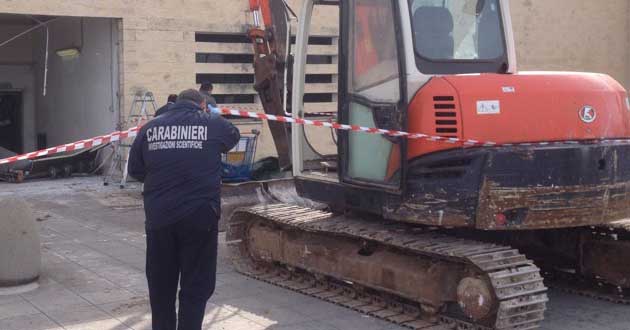 Carabinieri-pala-meccanica-f