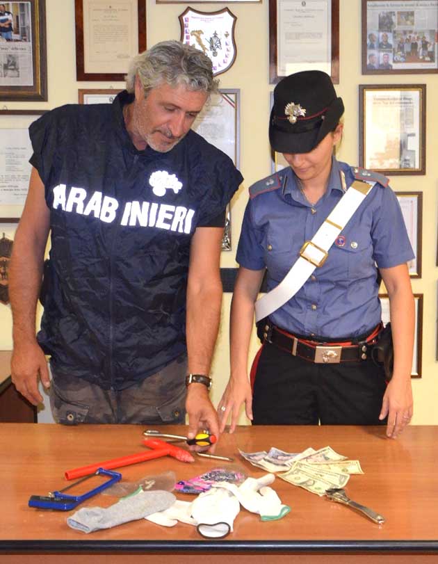CC SAN PIETRO Gli arnesi da scasso e la refurtiva recuperata dai carabinieri (3)-630