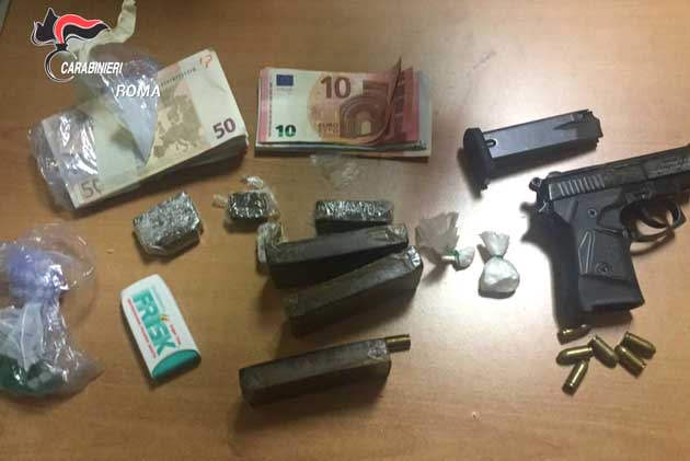 Parte della droga e soldi rinvenuta dai Carabinieri-630