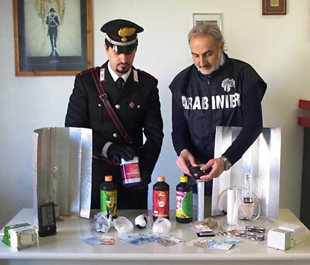 020216 ANZIO - la droga e il materiale sequestrato-630