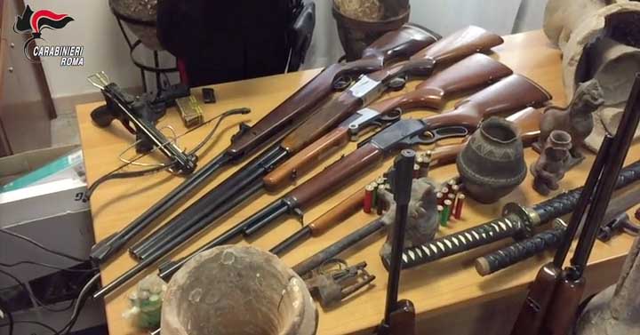 CIVITAVECCHIA - Le armi e i reperti archeologici sequestrati dai Carabinieri (1)-f