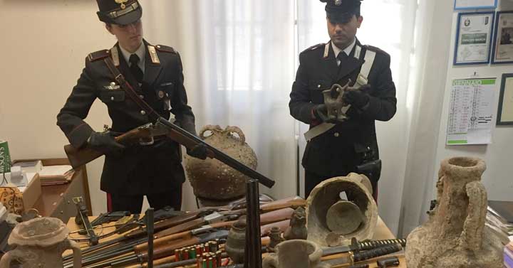 CIVITAVECCHIA - Le armi e i reperti archeologici sequestrati dai Carabinieri (1)-f
