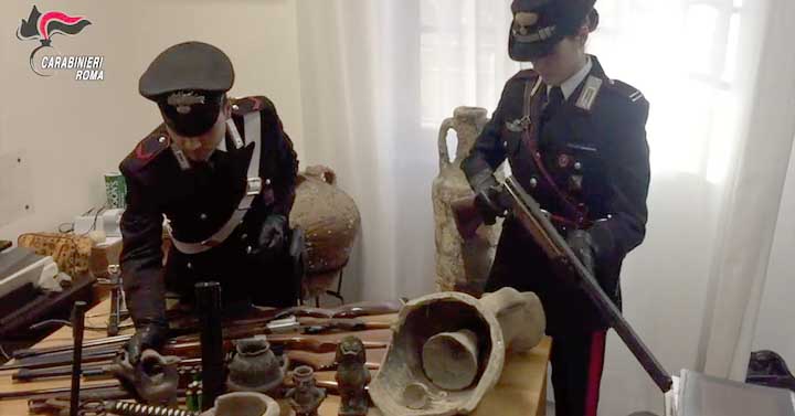 CIVITAVECCHIA - Le armi e i reperti archeologici sequestrati dai Carabinieri (1)-f