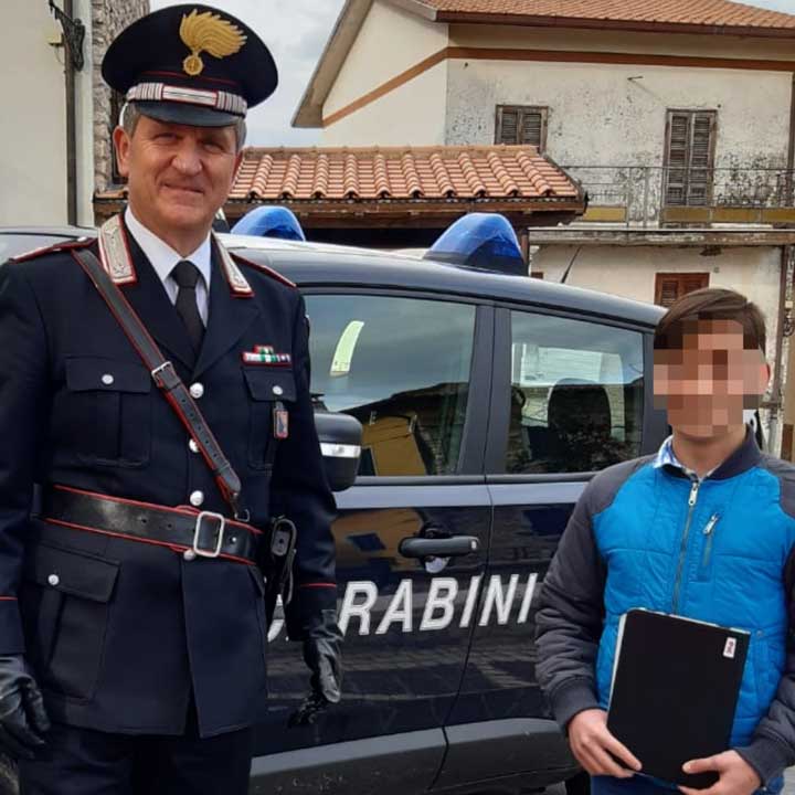 COLLEFERRO - Consegna tablet ad alunno (2)-q