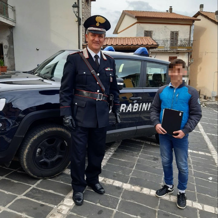 COLLEFERRO - Consegna tablet ad alunno (3)-q