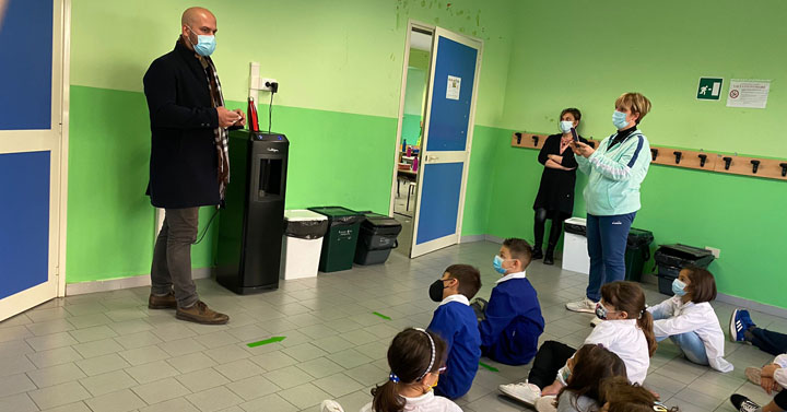 Colleferro.Consegna-bidoni-differenziata-Scuole.IC-M-Hack-1