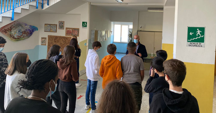 Colleferro.Consegna-bidoni-differenziata-Scuole.IC-M-Hack-2