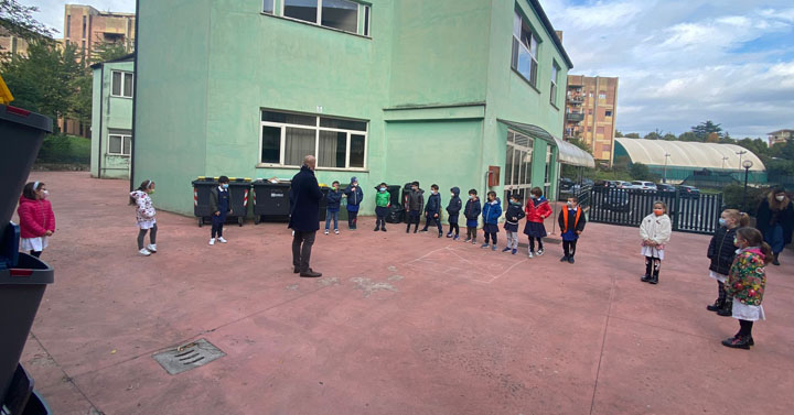 Colleferro.Consegna-bidoni-differenziata-Scuole.IC-M-Hack-3