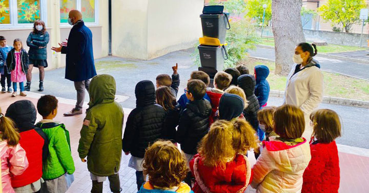 Colleferro.Consegna-bidoni-differenziata-Scuole.IC-M-Hack-5