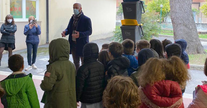 Colleferro.Consegna-bidoni-differenziata-Scuole.IC-M-Hack-8