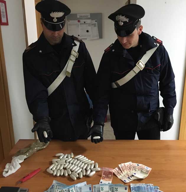 FRASCATI - Gli ovuli di eroina e il denaro sequestrati dai Carabinieri di Montecompatri630