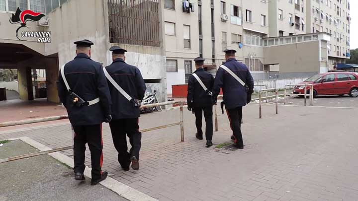 FRASCATI - I controlli dei Carabinieri a Tor Bella Monaca (2)