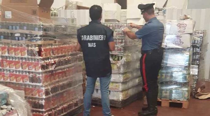 Frosinone-Gdf-Nas-bevande-alimenti-scaduti-07