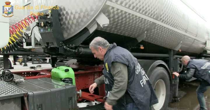 Guardia-di-Finanza-sequestro-oli-lubrificanti-f-01