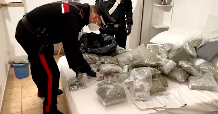 PIAZZA DANTE - La droga rinvenuta dai Carabinieri nell'abitazione in uso all'arrestato (3)-f