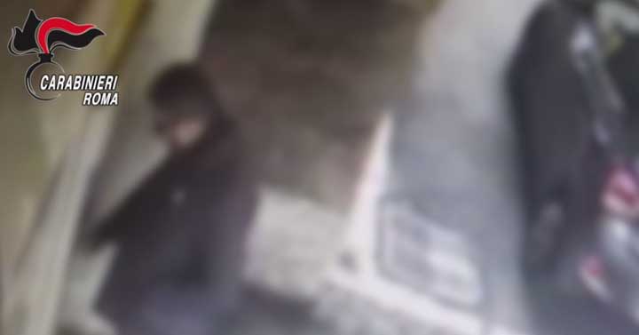 SEZIONE PG - Uno degli indagati che si reca a prelevare denaro con una carta sottratta ad una vittima 2