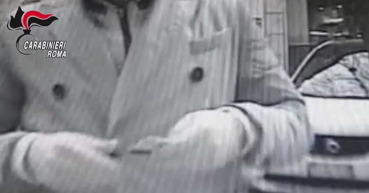 SEZIONE PG - Uno degli indagati che si reca a prelevare denaro con una carta sottratta ad una vittima