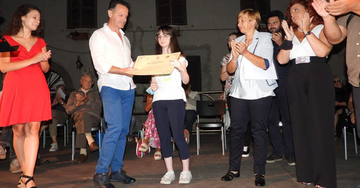 Segni - Premio Letterario da sx Sindaco Piero Cascioli VINCITRICE Alessandra Navarra Presidente Giovanna Speranza 1