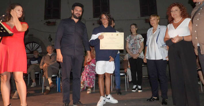 Segni - Premio Letterario da sx consigl cultura Bruno Recchia 2 classCristian Rinaldi Presidente Giovanna Speranza Patrizia Travagliati Presidente Menichelli 1