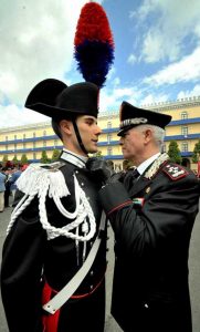 Il Comandante Generale dell'Arma Tullio Del Sette appone gli alamari ad un allievo Carabiniere