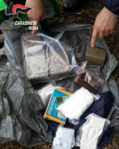 La droga sequestrata dai Carabinieri con logo-630
