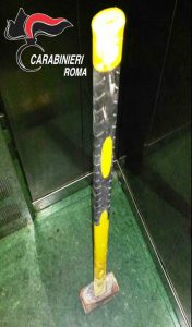 NRM - L'auto danneggiata e la mazza in ferro utilizzata dallo stalker arrestato dai Carabinieri  (3)