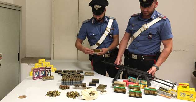 il-mitra-e-le-munizioni-sequestrate-dai-carabinieri-della-compagnia-eur-2-630