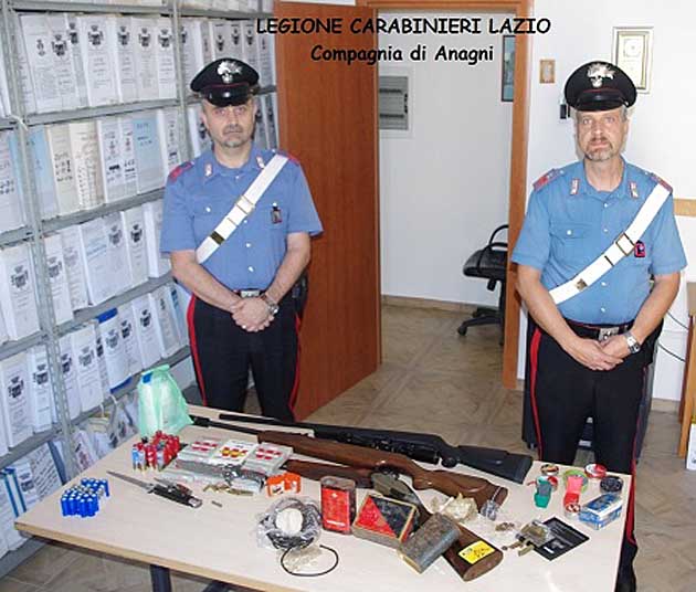 foto-detenzione-armi-esplosivo-e-droga