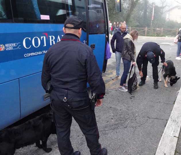 i-controlli-dei-carabinieri-davanti-alle-scuole-1-630