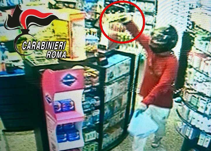TIVOLI - Il rapinatore in azione, poi arrestato dai Carabinieri (2)b