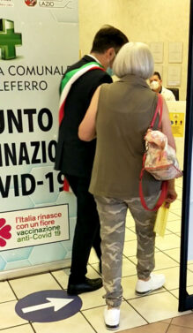 Il Sindaco Sanna accompagna la prima vaccinata