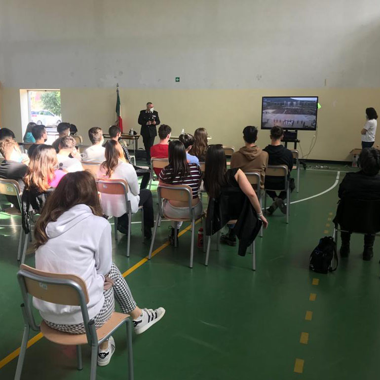 COLLEFERERO - Un momento degli incontri tenuti dai Carabinieri (1)q