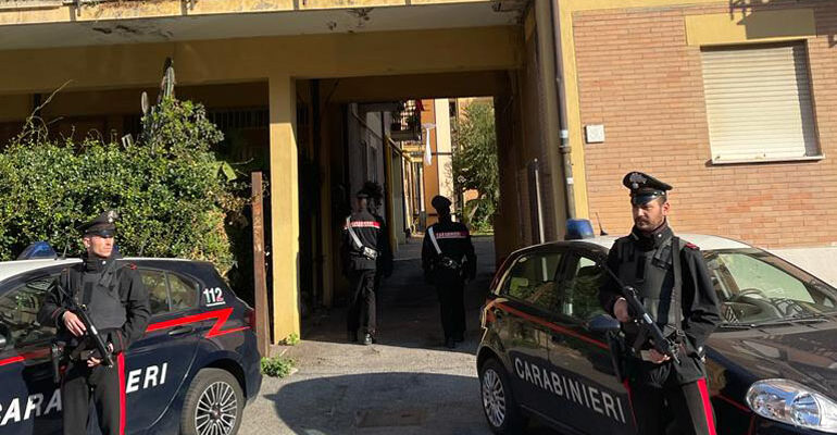 OSTIA - Un momento dell'operazione straordinaria di controllo dei Carabinieri ai Lotti (3)