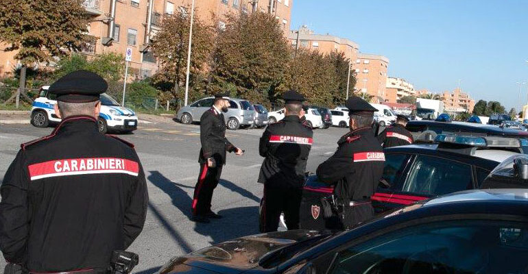 OSTIA - Un momento dell'operazione straordinaria di controllo dei Carabinieri ai Lotti (4)