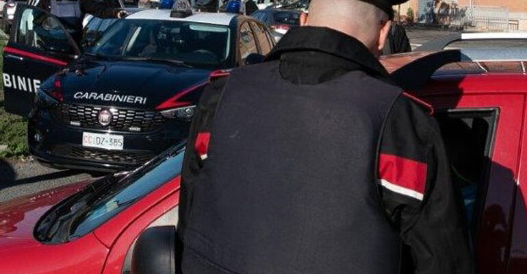 OSTIA - Un momento dell'operazione straordinaria di controllo dei Carabinieri ai Lotti (5)