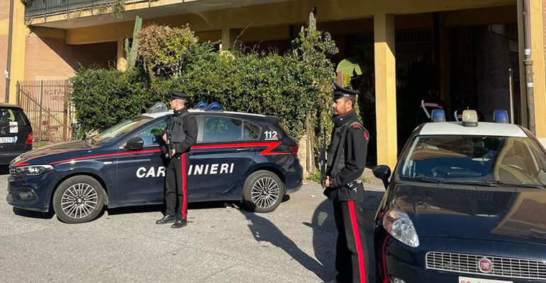 OSTIA - Un momento dell'operazione straordinaria di controllo dei Carabinieri ai Lotti
