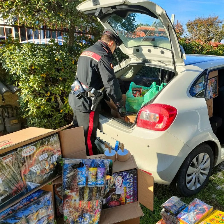 ANZIO - I 300 kg di fuori di artificio sequestrati dai Carabinieri (7)q