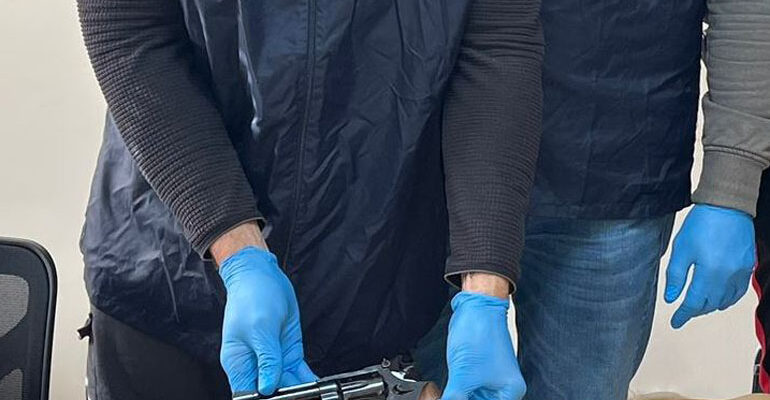 OSTIA - La pistola sequestrata dai Carabinieri-3-770