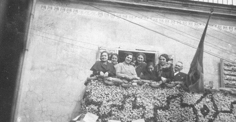 Addobbo Balcone Via Umberto I Narcisi (01)-2