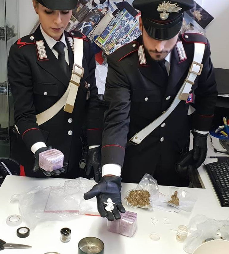 PROVINCIALE - Parte della droga sequestrata dai Carabinieri (1)-770