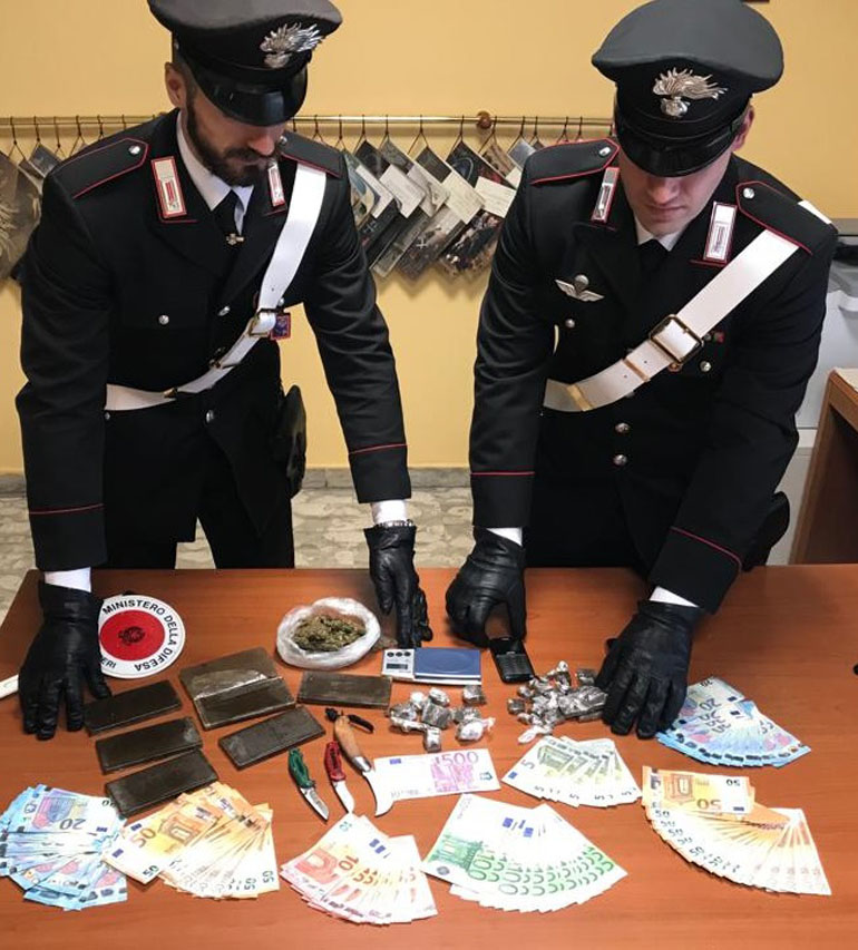 PROVINCIALE - Parte della droga sequestrata dai Carabinieri (2)-770