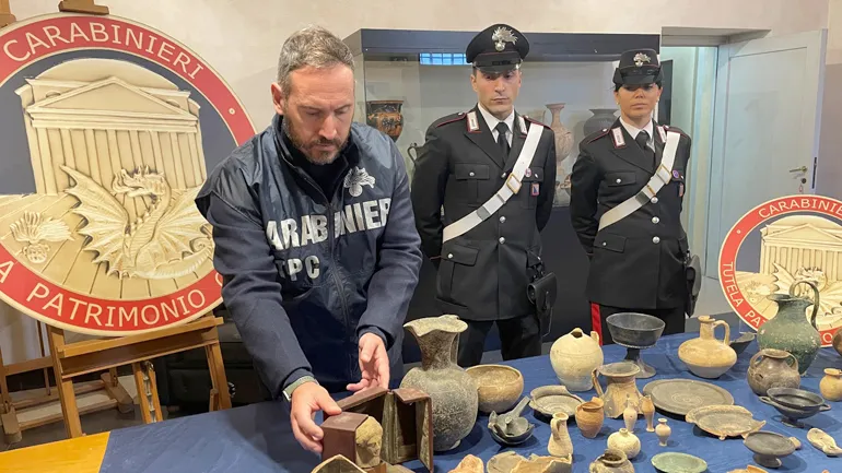 EUR - I Carabinieri restituiscono i reperti alla Dott.ssa Antonella Bonini della Soprintendenza Speciale di Roma (5)