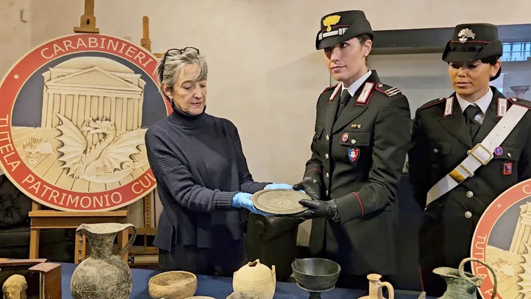 EUR - I Carabinieri restituiscono i reperti alla Dott.ssa Antonella Bonini della Soprintendenza Speciale di Roma (7)
