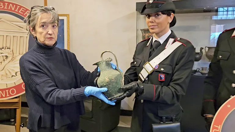EUR - I Carabinieri restituiscono i reperti alla Dott.ssa Antonella Bonini della Soprintendenza Speciale di Roma (8)