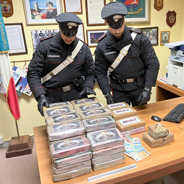 OSTIA - La droga sequestrata dai Carabinieri (7)q