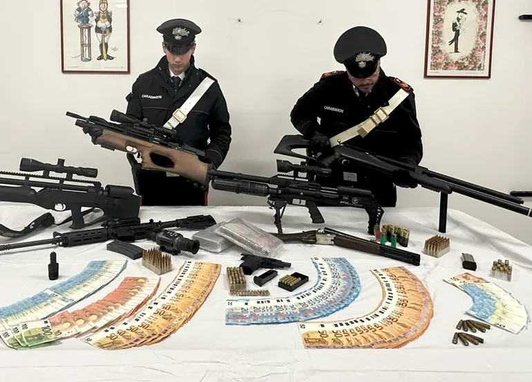 Alcune armi sequestrate dai Carabinieri (2)